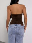 Top Estilo Halter con Espalda Descubierta y Detalles Metálicos
