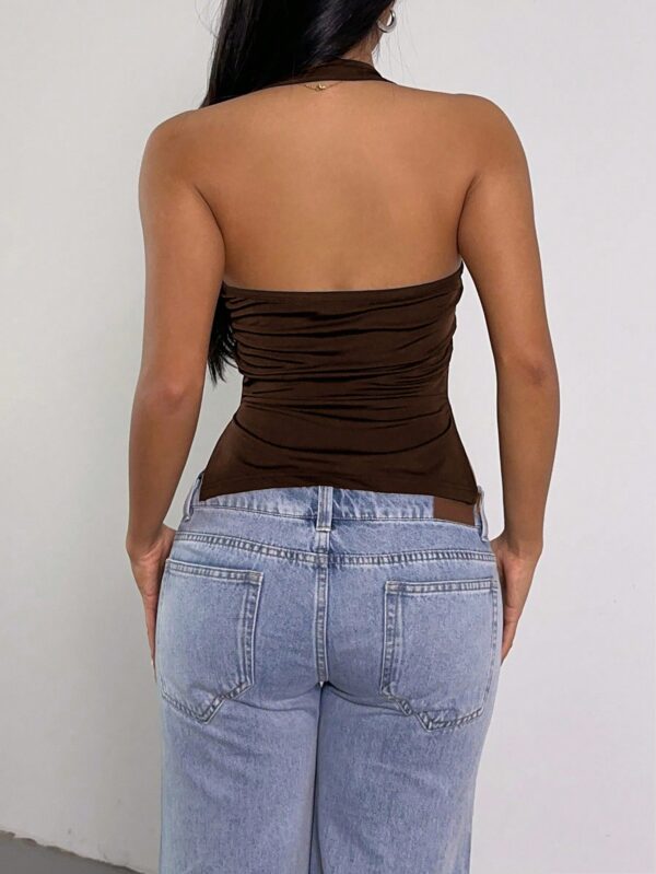 Top Estilo Halter con Espalda Descubierta y Detalles Metálicos - Image 9