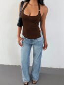 Top Estilo Halter con Espalda Descubierta y Detalles Metálicos