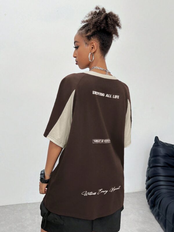 Remera Oversize Deportiva con Estampado de Bloques de Colores - Image 8