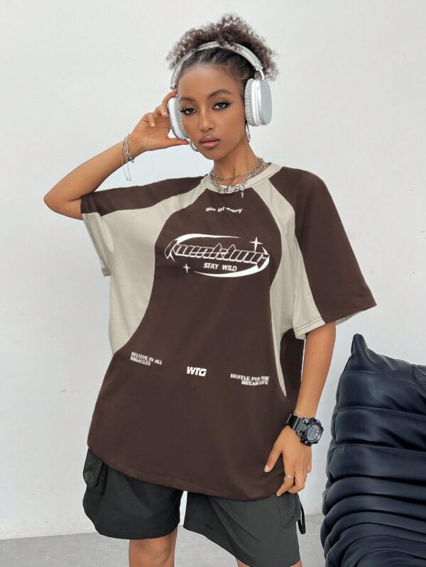 Remera Oversize Deportiva con Estampado de Bloques de Colores - Image 12