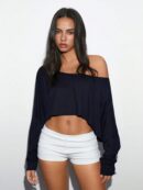 Remera Asimétrica de Manga Larga, Corte Cropped y Cuello Desnudo