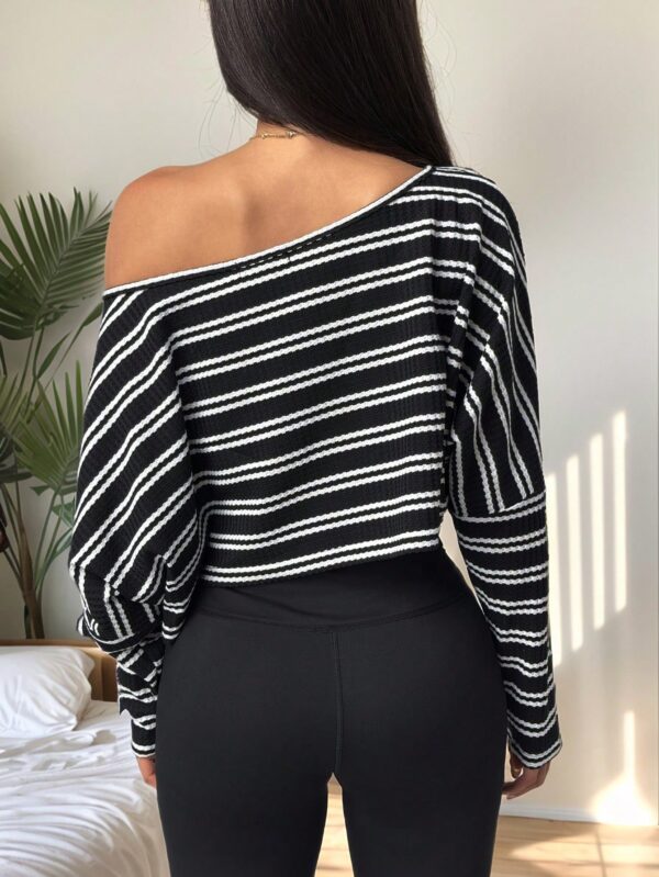 Remera Asimétrica de Manga Larga, Corte Cropped y Cuello Desnudo - Image 28