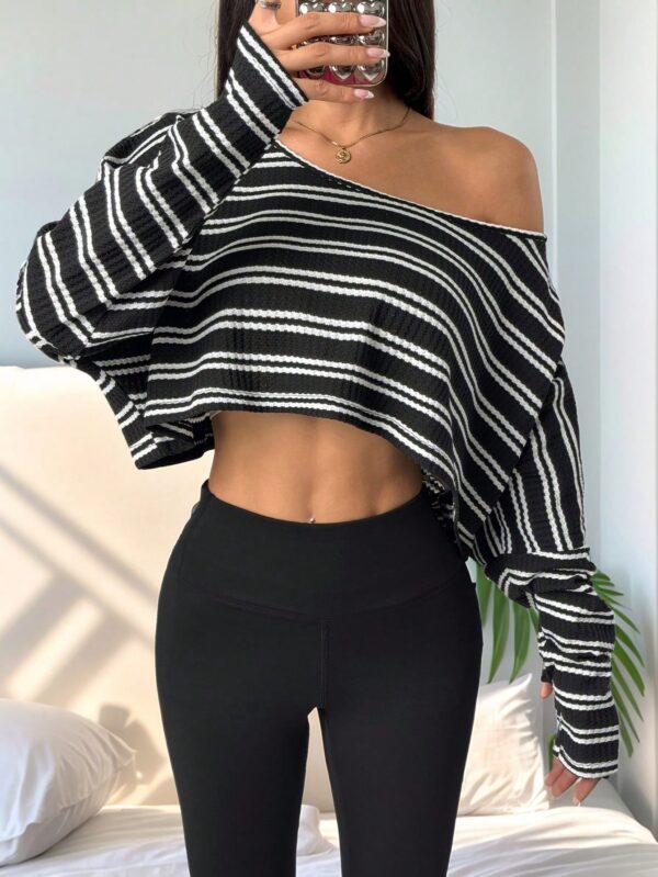 Remera Asimétrica de Manga Larga, Corte Cropped y Cuello Desnudo - Image 30