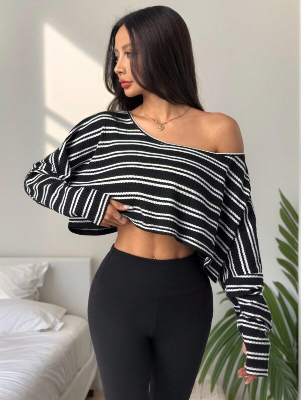 Remera Asimétrica de Manga Larga, Corte Cropped y Cuello Desnudo - Image 31