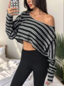 Remera Asimétrica de Manga Larga, Corte Cropped y Cuello Desnudo