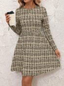 Vestido Corto a Cuadros con Manga Larga y Cuello Redondo
