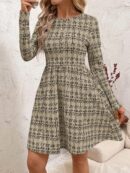 Vestido Corto a Cuadros con Manga Larga y Cuello Redondo
