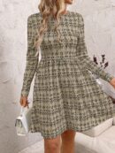 Vestido Corto a Cuadros con Manga Larga y Cuello Redondo