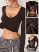 Remera Estilo Y2K con Estampado de Ramas y Escote en V