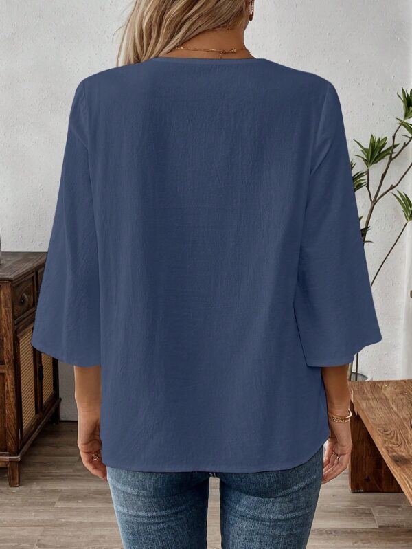 Blusa Casual de Manga Tres Cuartos en Color Sólido con Cuello V - Image 31