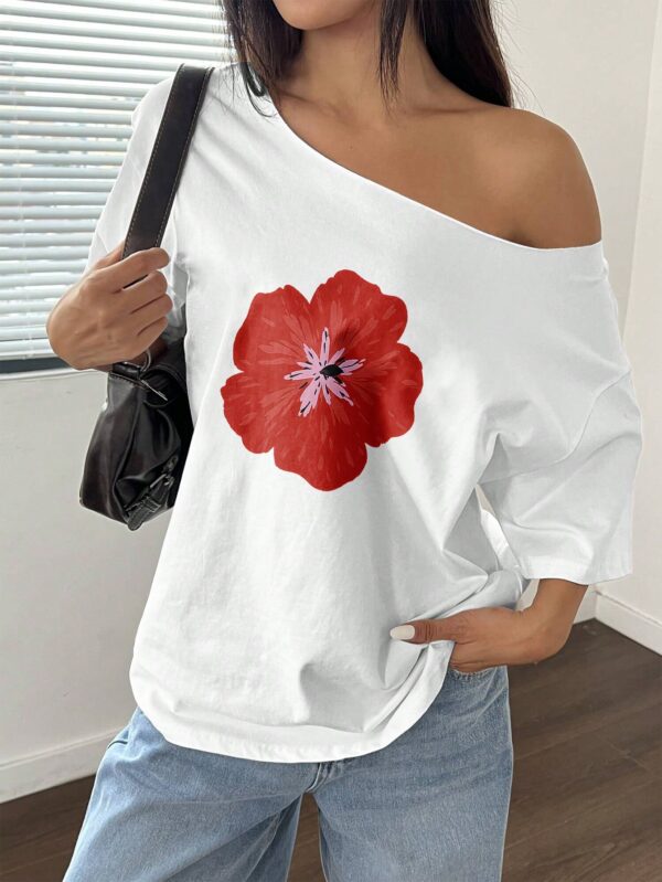 Remera Asimétrica Estampada de Hibiscus y Hombro Descubierto - Image 25