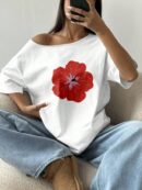 Remera Asimétrica Estampada de Hibiscus y Hombro Descubierto