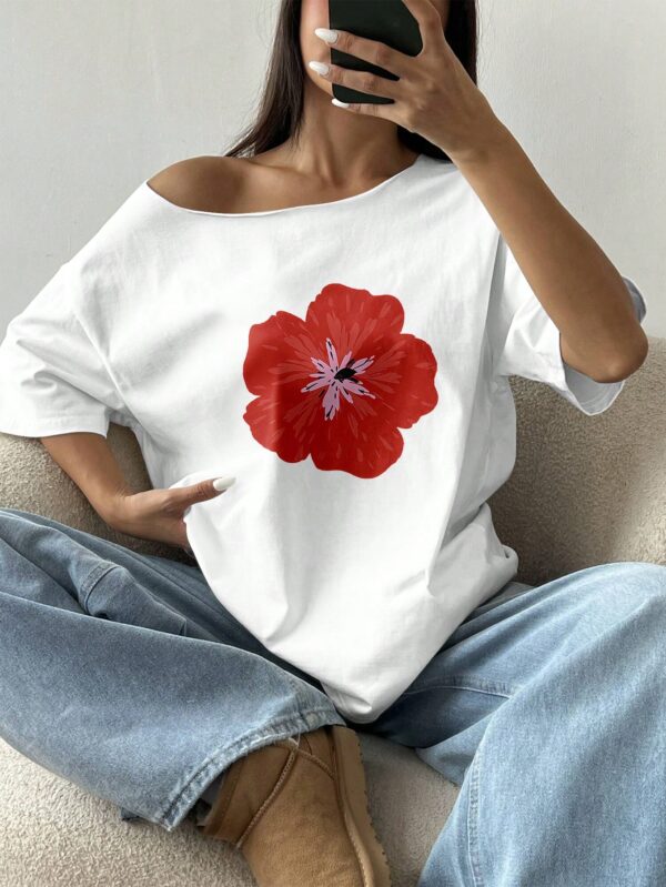 Remera Asimétrica Estampada de Hibiscus y Hombro Descubierto - Image 23