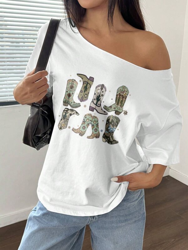 Camiseta Suelta con Hombros Descubiertos y Estampado de Labios - Image 7
