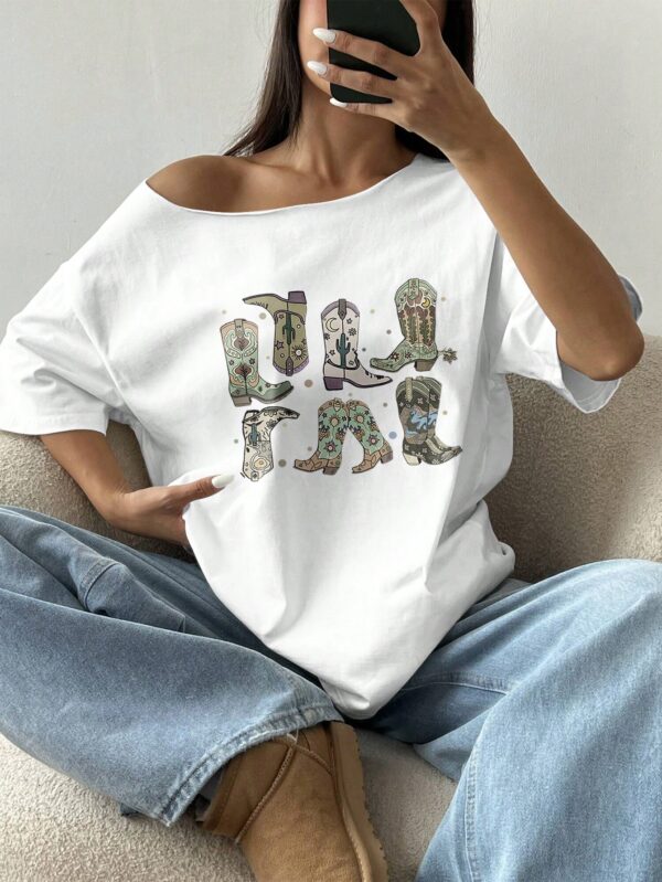 Camiseta Suelta con Hombros Descubiertos y Estampado de Labios - Image 5