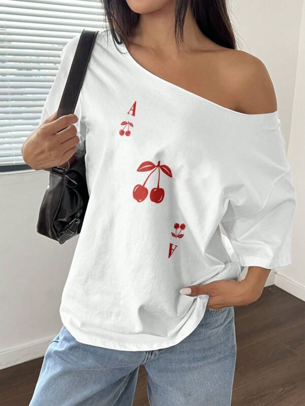 Remera Asimétrica Estampada de Hibiscus y Hombro Descubierto - Image 28