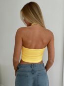 Top Halter Negro con Colgante de Metal y Abertura Frontal