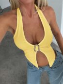 Top Halter Negro con Colgante de Metal y Abertura Frontal