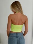 Top Halter Negro con Colgante de Metal y Abertura Frontal