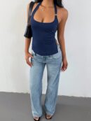 Top Estilo Halter con Espalda Descubierta y Detalles Metálicos