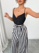Mono Elegante a Rayas con Cinturón y Tirantes