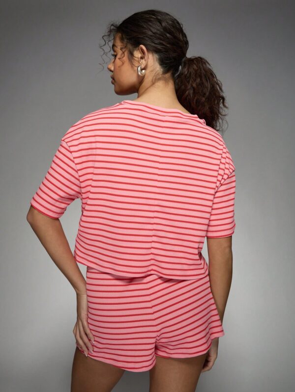 Conjunto Casual de Camiseta y Shorts a Rayas con Hombros Caídos - Image 11