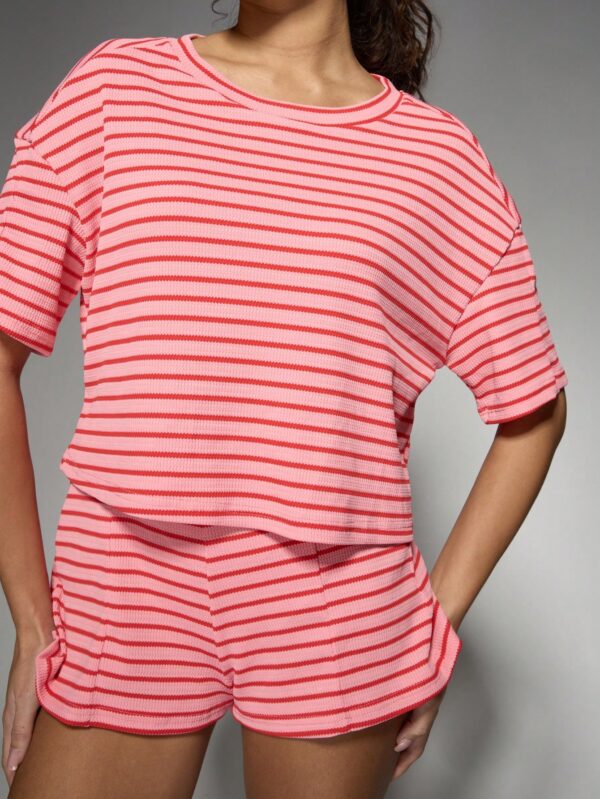 Conjunto Casual de Camiseta y Shorts a Rayas con Hombros Caídos - Image 12