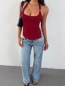 Top Estilo Halter con Espalda Descubierta y Detalles Metálicos