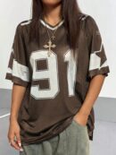 Camiseta Deportiva de Malla con Estampado Numérico y Manga Corta