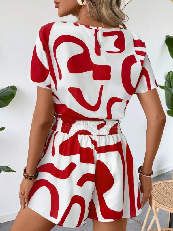 Conjunto Casual de Crop Top y Shorts con Estampado Geométrico - Image 14