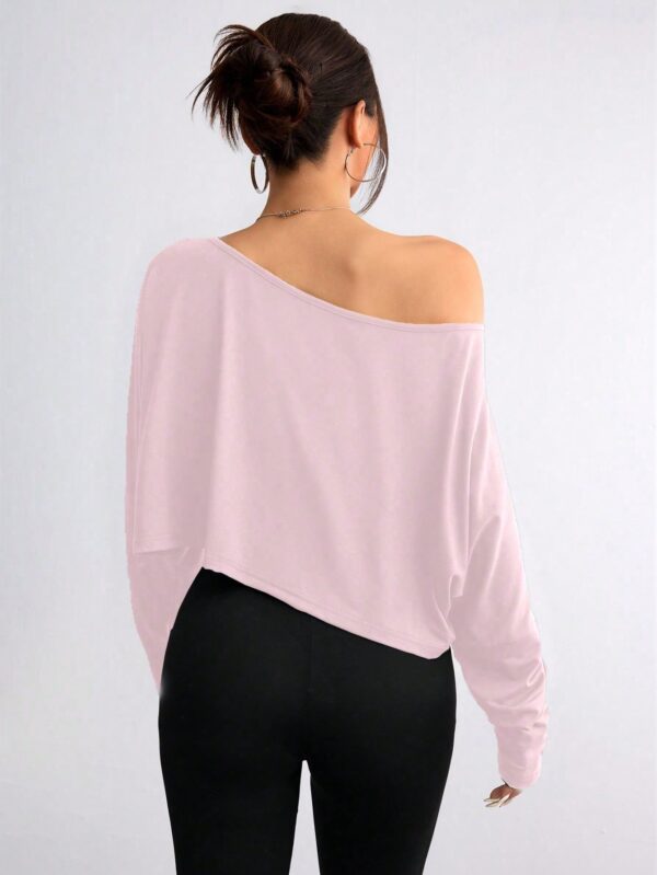 Remera Asimétrica de Manga Larga, Corte Cropped y Cuello Desnudo - Image 48