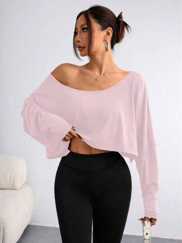 Remera Asimétrica de Manga Larga, Corte Cropped y Cuello Desnudo - Image 49
