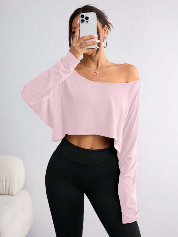 Remera Asimétrica de Manga Larga, Corte Cropped y Cuello Desnudo - Image 50