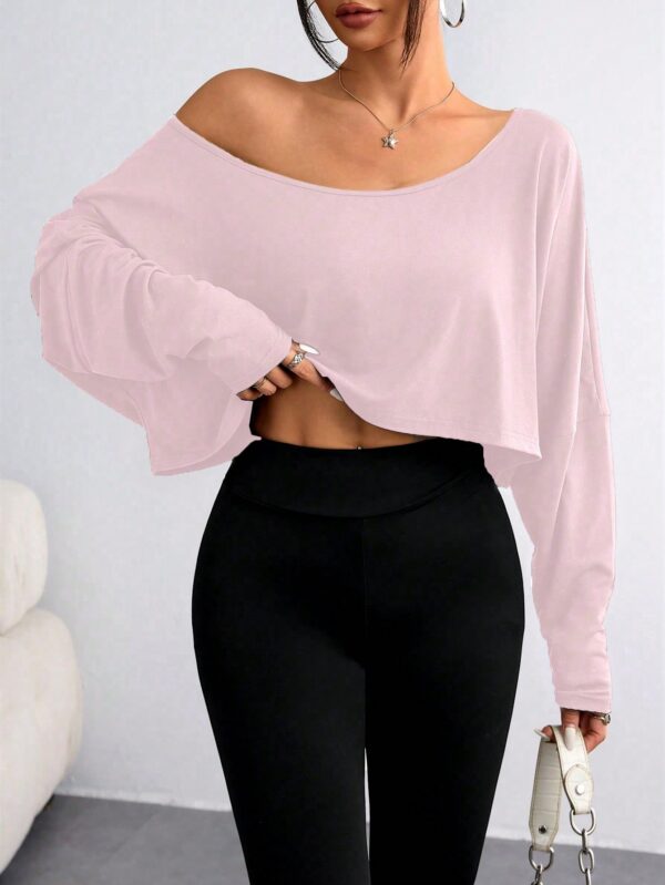 Remera Asimétrica de Manga Larga, Corte Cropped y Cuello Desnudo - Image 51