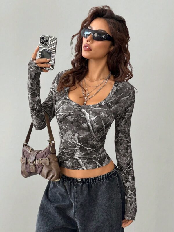Remera Estilo Y2K con Estampado de Ramas y Escote en V - Image 44