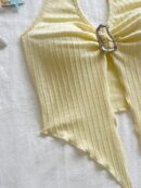 Camisola Negro Elegante con Hebilla Metálica y Dobladillo Asimétrico