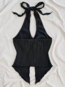 Camisola Negro Elegante con Hebilla Metálica y Dobladillo Asimétrico