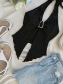 Camisola Negro Elegante con Hebilla Metálica y Dobladillo Asimétrico
