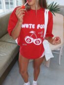 Camiseta Oversize con Estampado de Cerezas y Letras