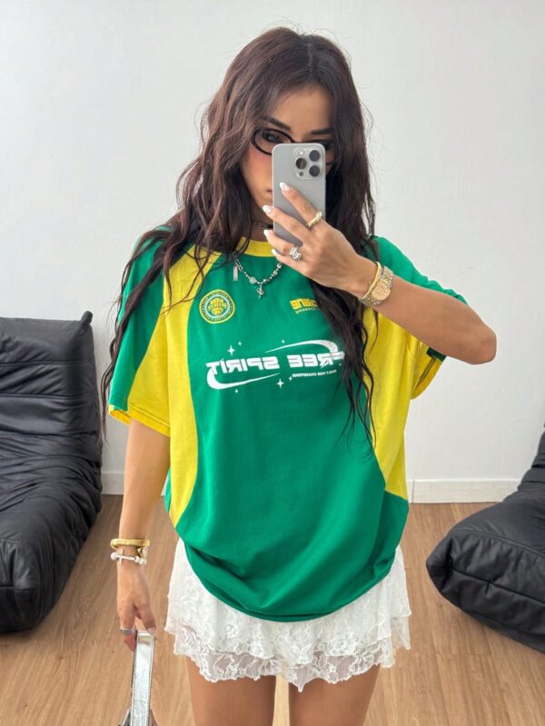 Remera Oversize Deportiva con Estampado de Bloques de Colores - Image 28
