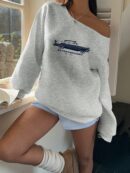 Sudadera Vintage con Estampado de Auto y Hombros Descubiertos