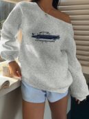 Sudadera Vintage con Estampado de Auto y Hombros Descubiertos