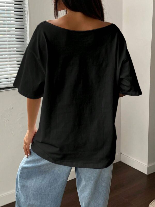 Remera Asimétrica Estampada de Hibiscus y Hombro Descubierto - Image 10