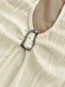 Camisola Negro Elegante con Hebilla Metálica y Dobladillo Asimétrico