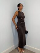 Vestido Largo Elegante con Detalles de Encaje y Abertura