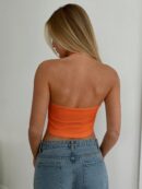 Top Halter Negro con Colgante de Metal y Abertura Frontal
