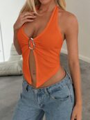 Top Halter Negro con Colgante de Metal y Abertura Frontal