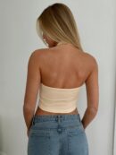Top Halter Negro con Colgante de Metal y Abertura Frontal