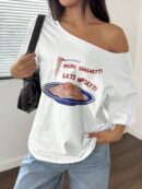 Remera Asimétrica Estampada de Hibiscus y Hombro Descubierto